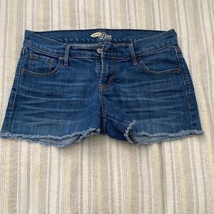 Women’s Old Navy “The Diva” low rise stretch jean shorts in size 2.